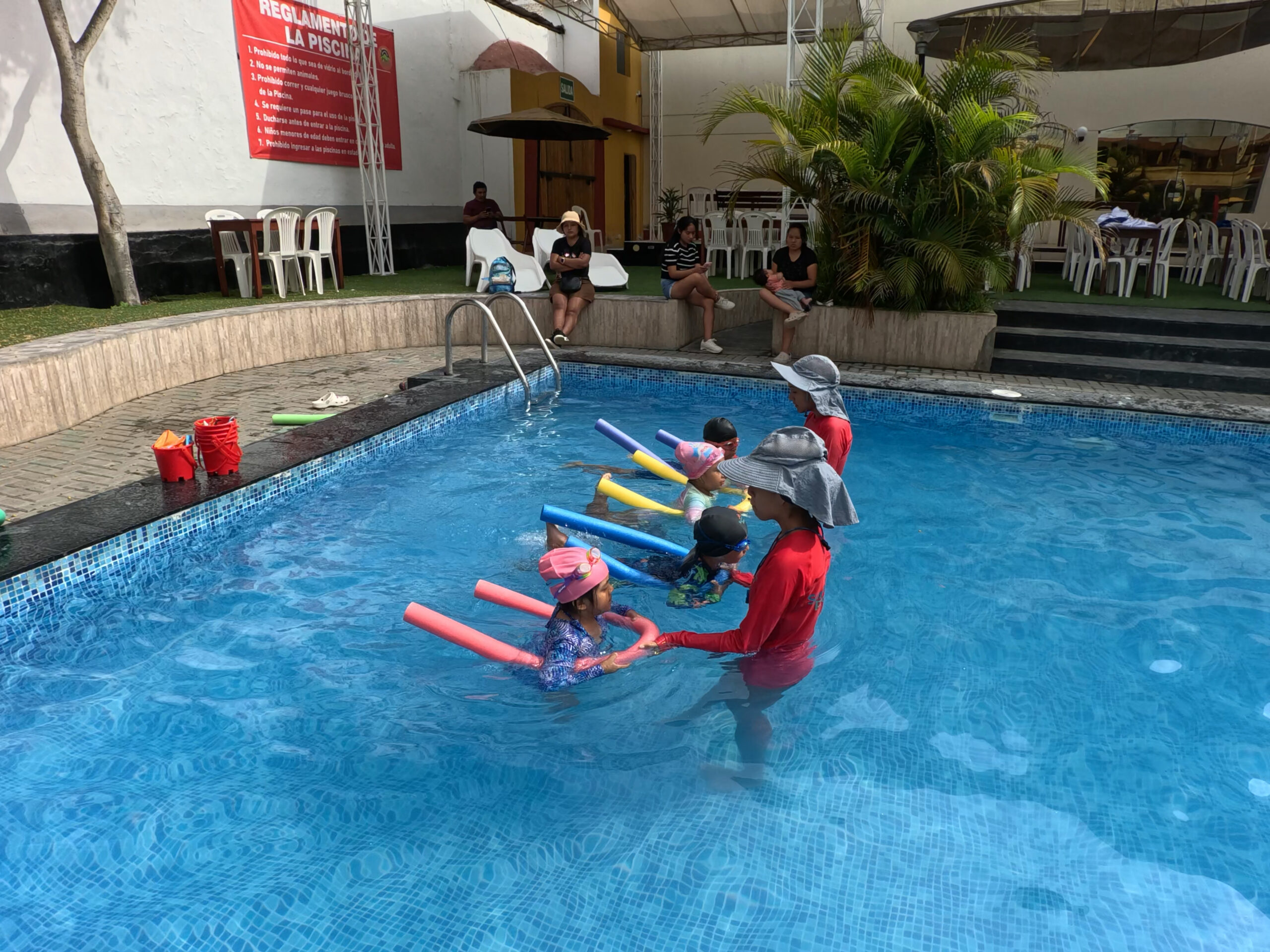 Niños participando en actividades de natación en Summer Pool Sede Limonero en Trujillo