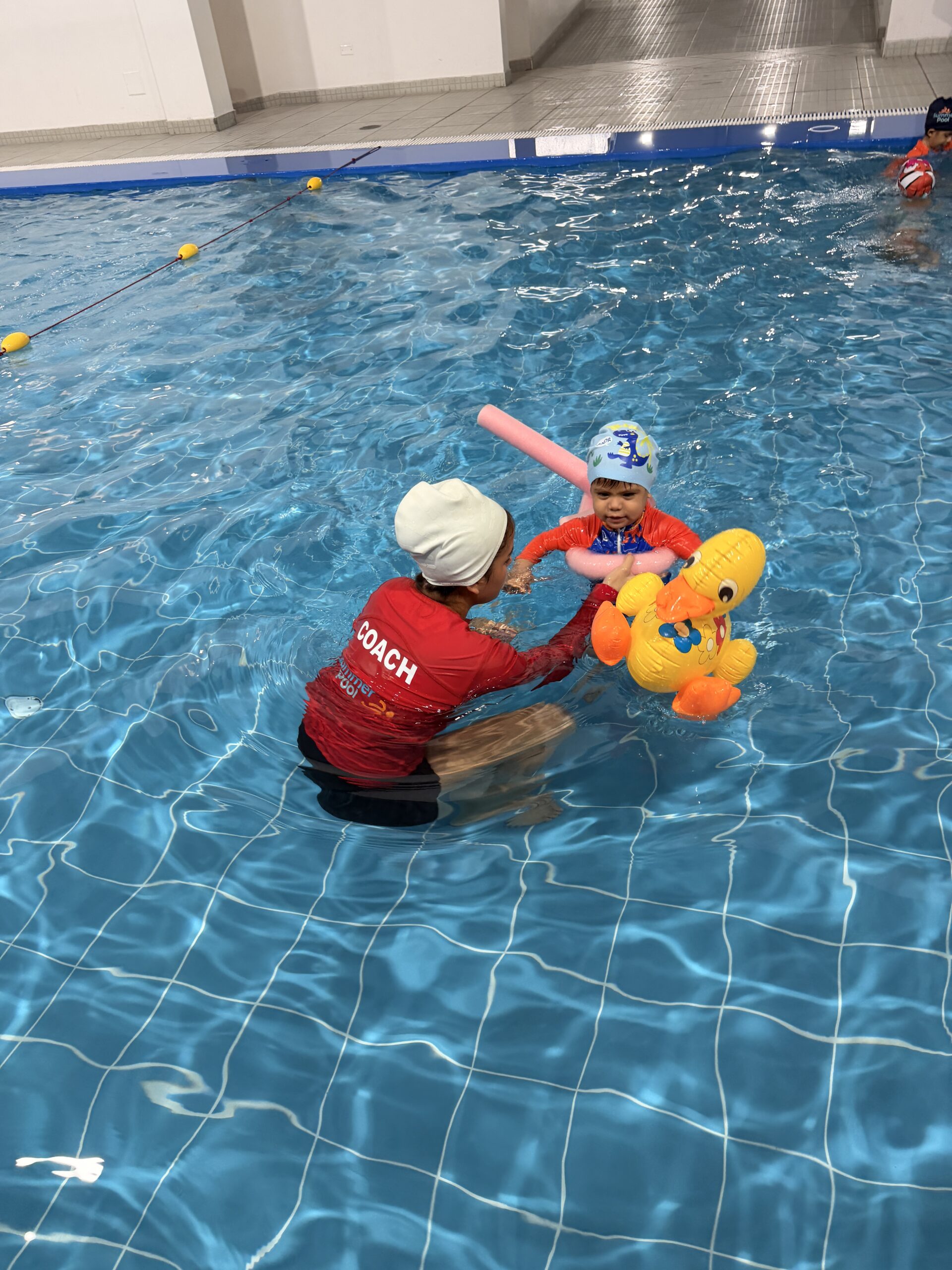 Coach de Summer Pool guiando una clase de natación infantil en Trujillo