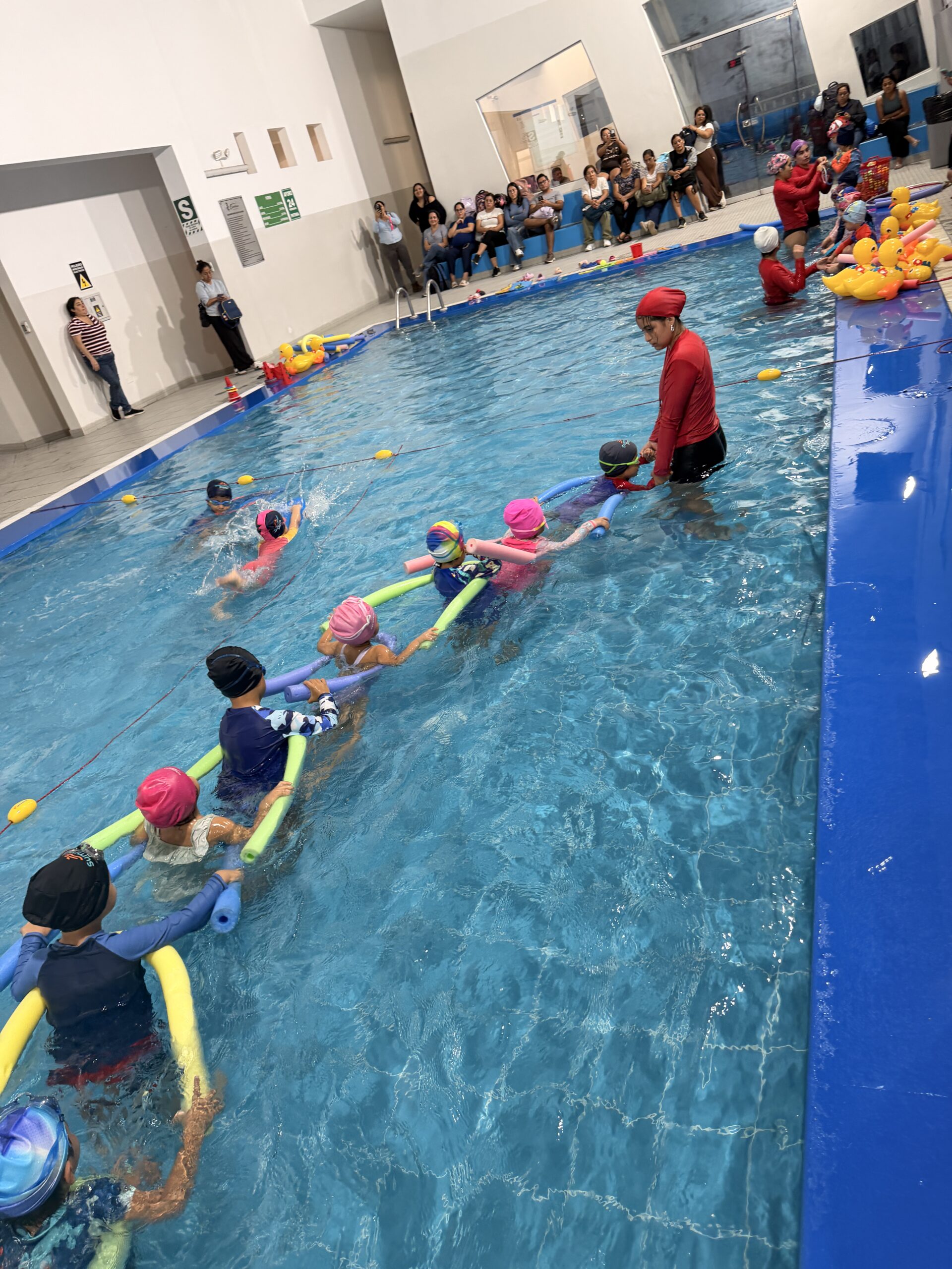 Niños practicando ejercicios de natación y aprendizaje activo en Summer Pool Trujillo