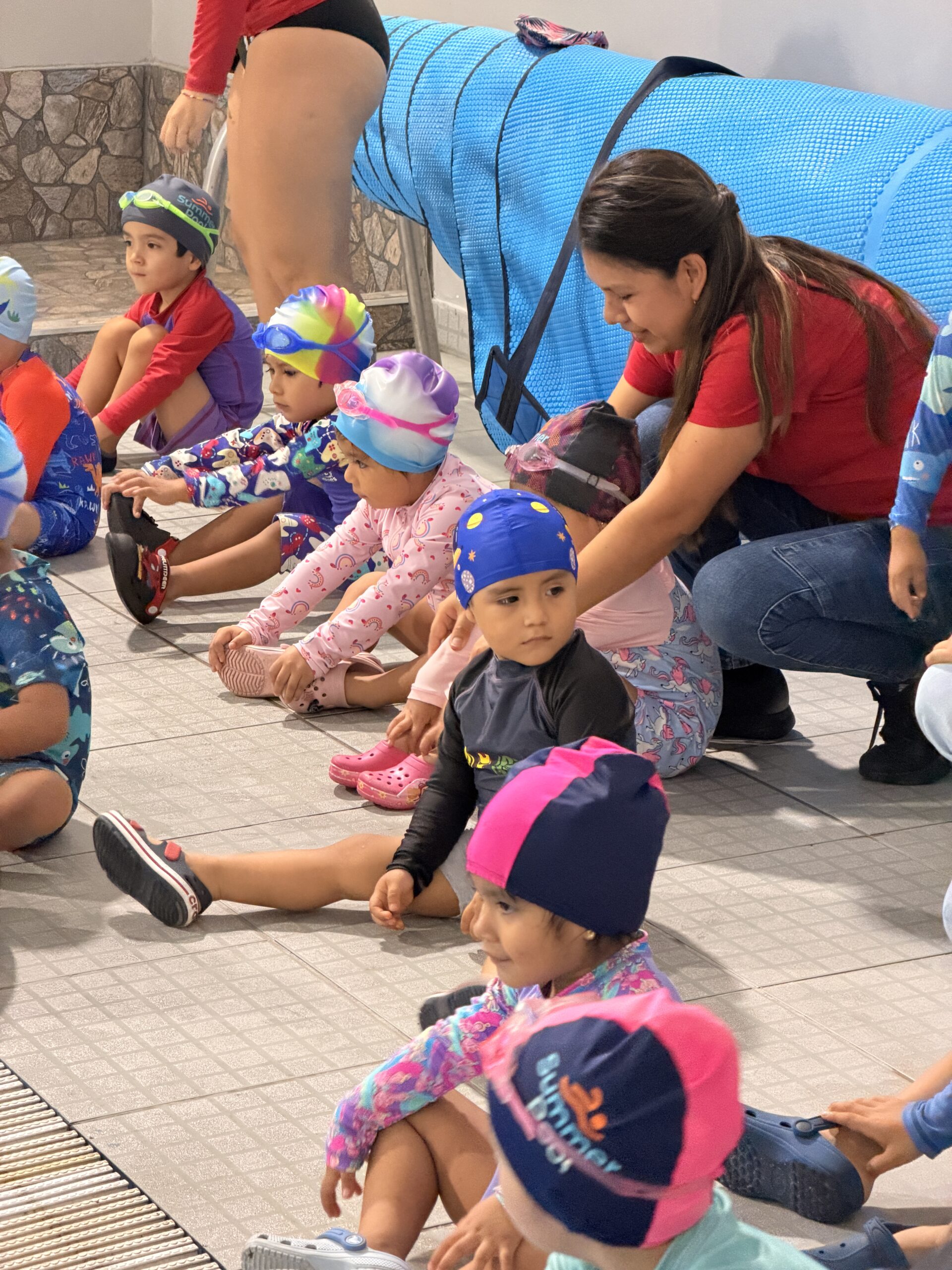 Coach acompañando a un niño durante su aprendizaje de natación en Summer Pool