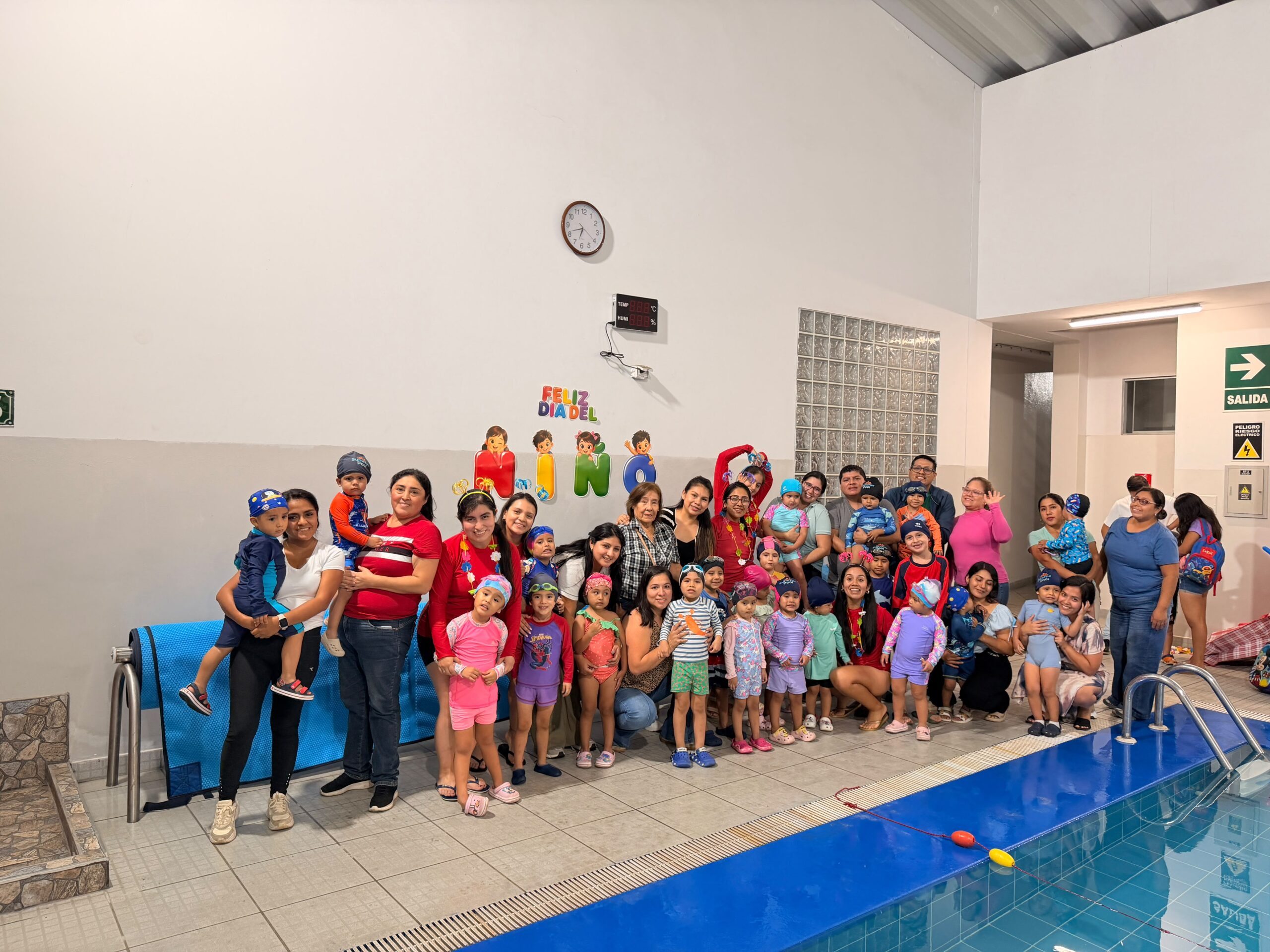 Niños disfrutando actividades acuáticas durante sus clases en Summer Pool