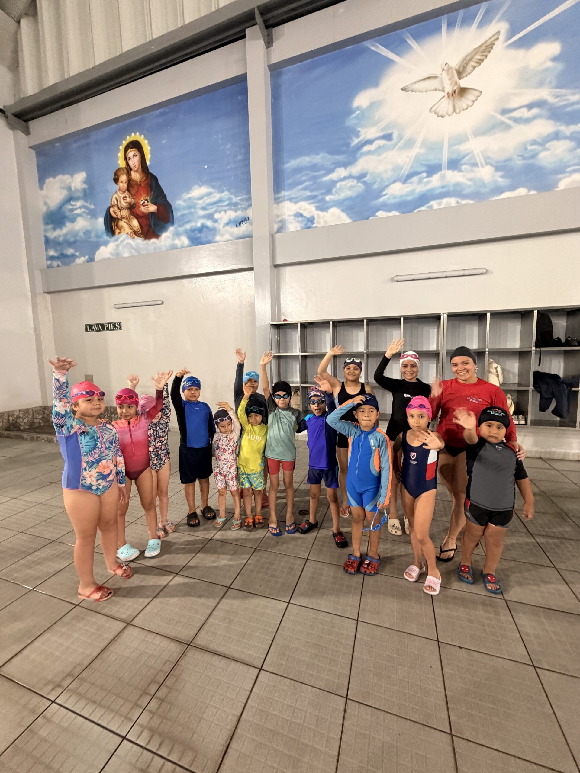 Niño desarrollando habilidades de natación durante una clase de Summer Pool