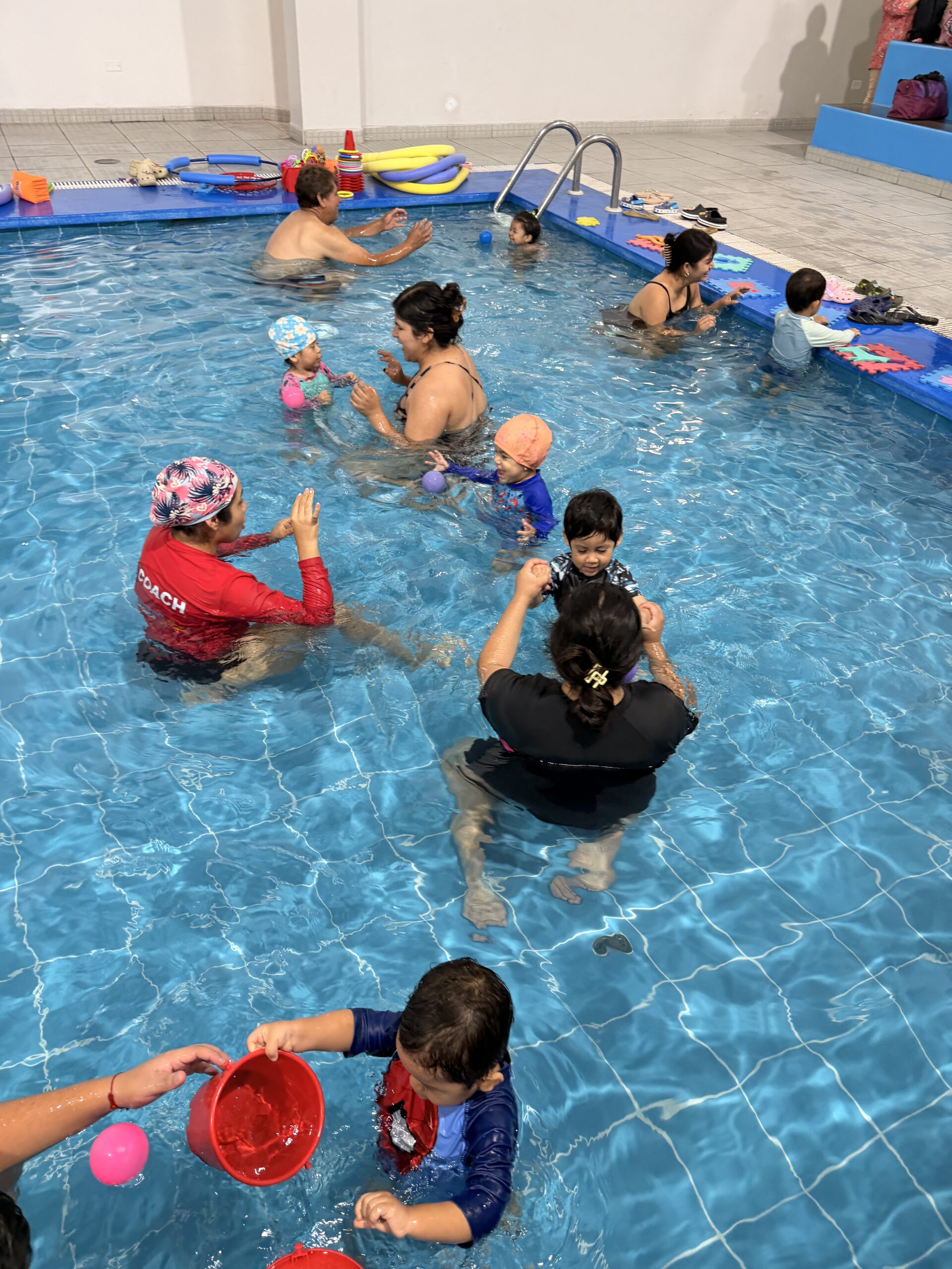 Clase de natación infantil en piscina patera de Summer Pool en Trujillo
