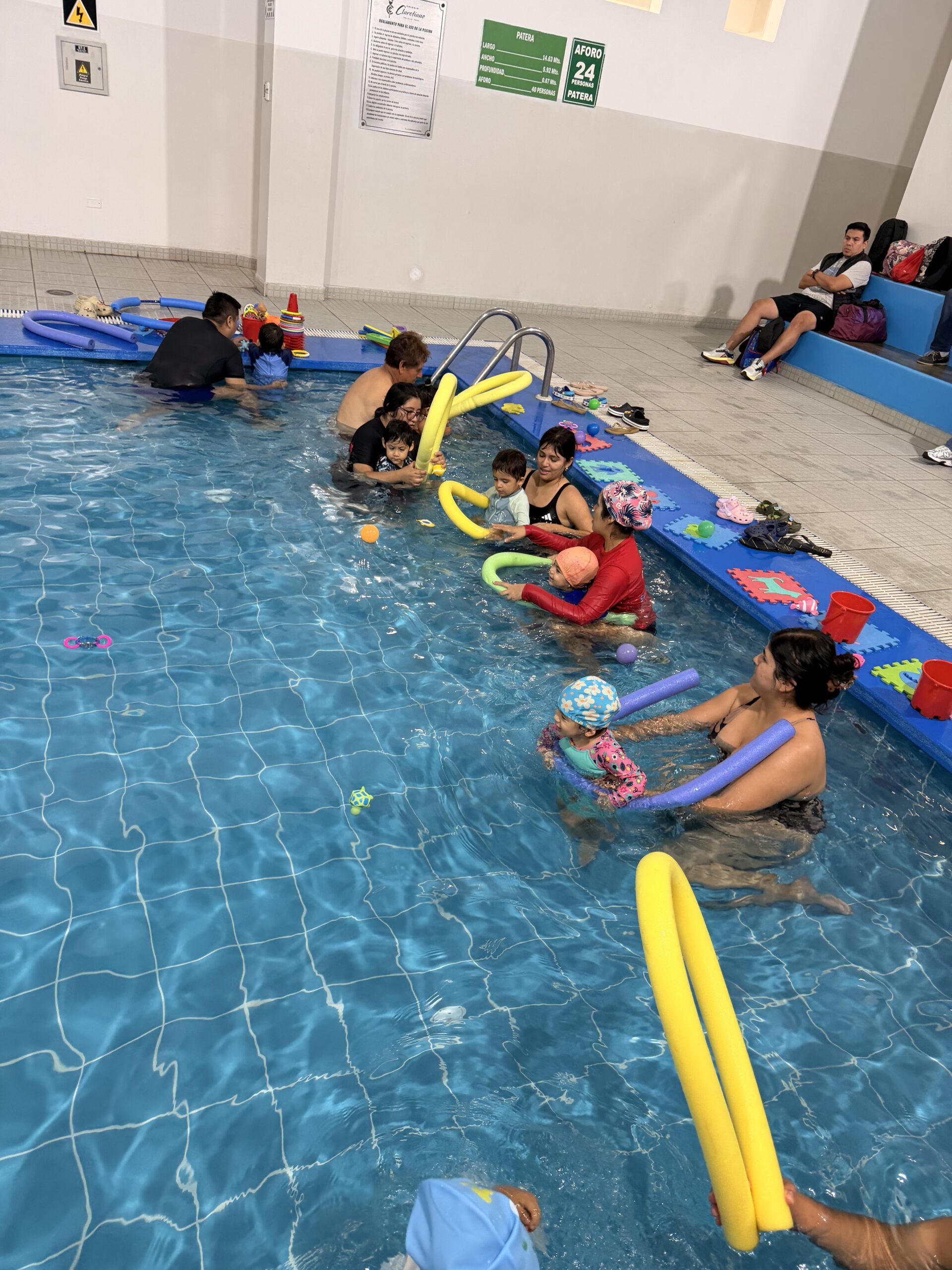 Sesión Aqua Baby para bebés acompañados por sus padres en Summer Pool Trujillo
